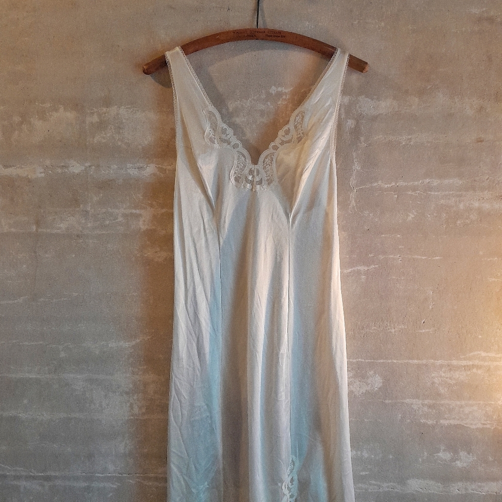 499a. cream vintage Van Raalte satin nylon lace trim 80s 90s slip dress, 14
